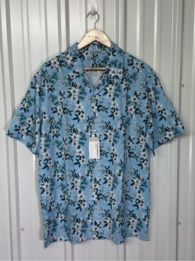 Men’s Blue Hawaiian Print Performance Button Front Shirt Moisture Wicking NWT